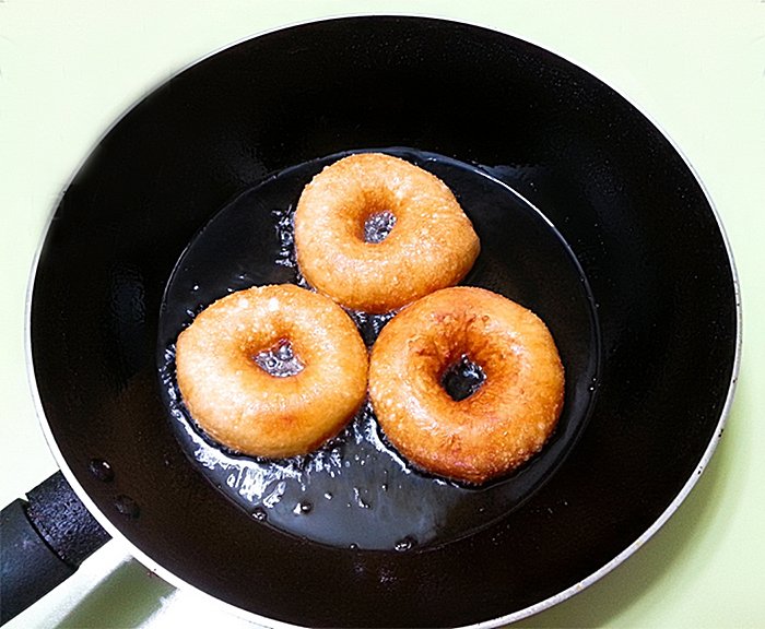 Cách thực hiện bánh donut chocolate vày lò nướng thơm và ngon, ko ngấy dầu